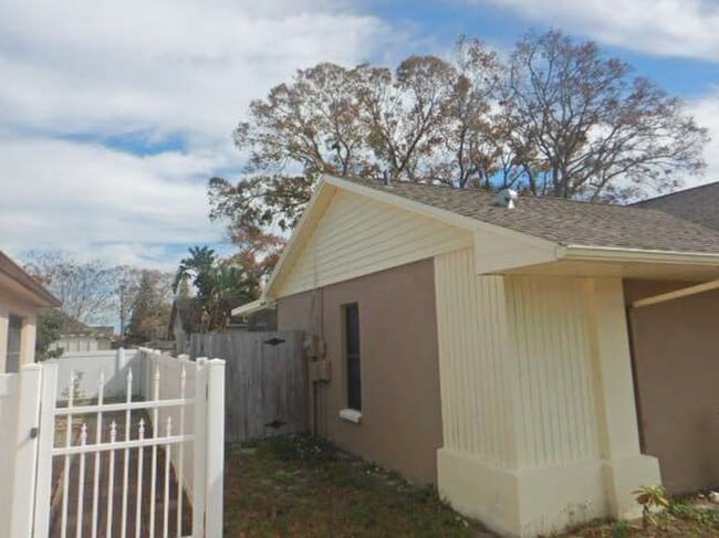 Building Photo - 1038 Begonia Dr
