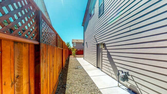 Building Photo - Bright and beautiful Home in Coffey Park! ...