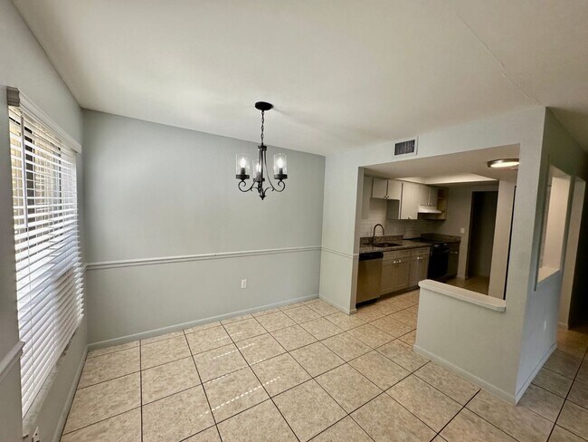 Building Photo - Large 2 bedroom condo on the first floor