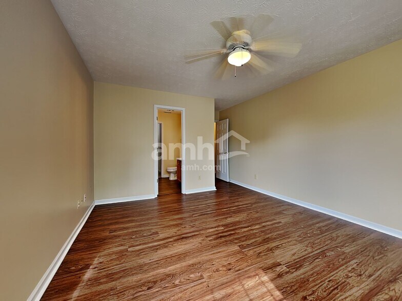 Building Photo - 8749 Trumpeter Dr