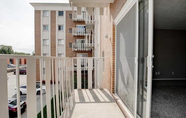 Building Photo - Walking distance to UNMC - Just open!