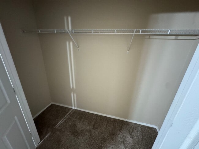 Building Photo - 2 bedroom -2 bathroom top floor apartment