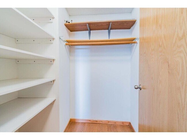 Building Photo - Spacious one-bedroom, one-bath condo in a fantastic St. Paul location!