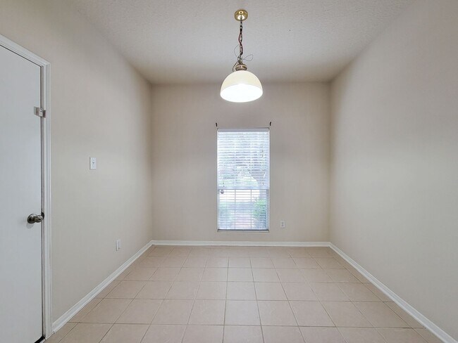 Building Photo - Well-Maintained Home with Spacious Layout ...