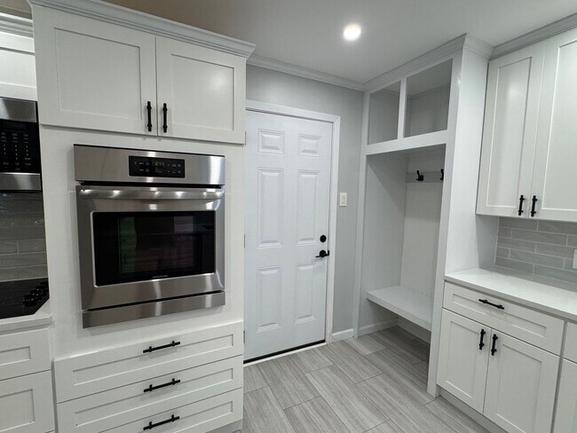 Building Photo - Beautifully Renovated 3 Bedrom