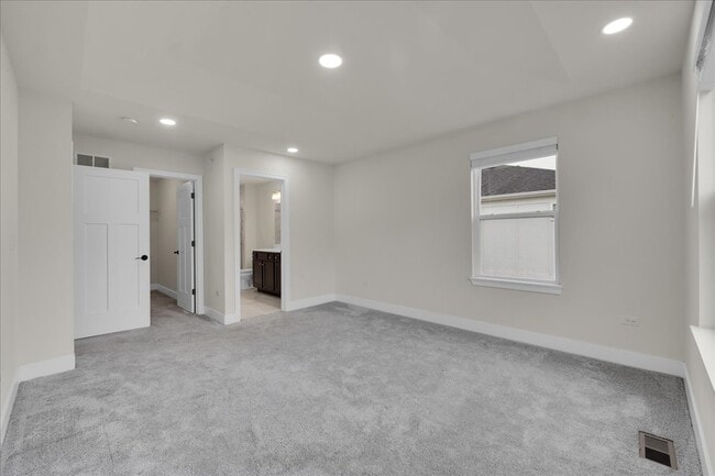 Building Photo - 29W710 Cambridge Ct