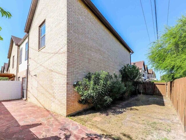 Building Photo - 2445 Monarch Dr