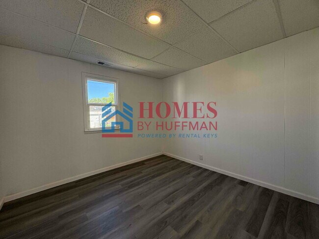 Building Photo - Three Bedroom House | Move in Special