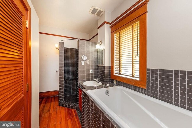 Building Photo - 7 N Loudoun St