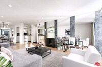 Building Photo - 906 N Doheny Dr