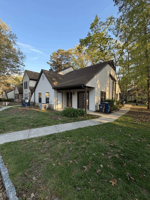 Building Photo - 2807 Hawthorn Ct