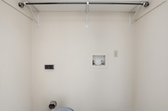 Building Photo - Ash St Ex