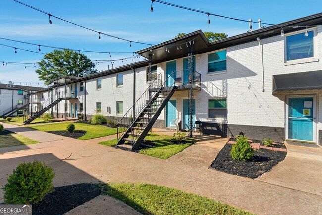 Building Photo - 558 College St