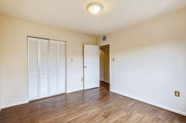 Building Photo - 7611 Maple Ave