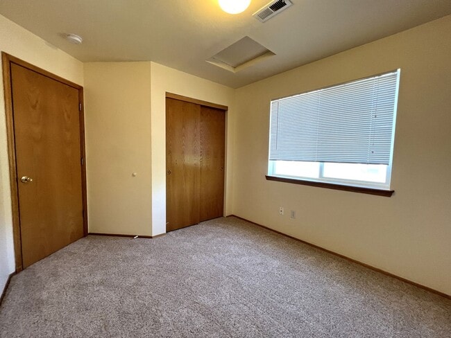 Building Photo - Spacious Craftsman Style Home - Pet Friendly!