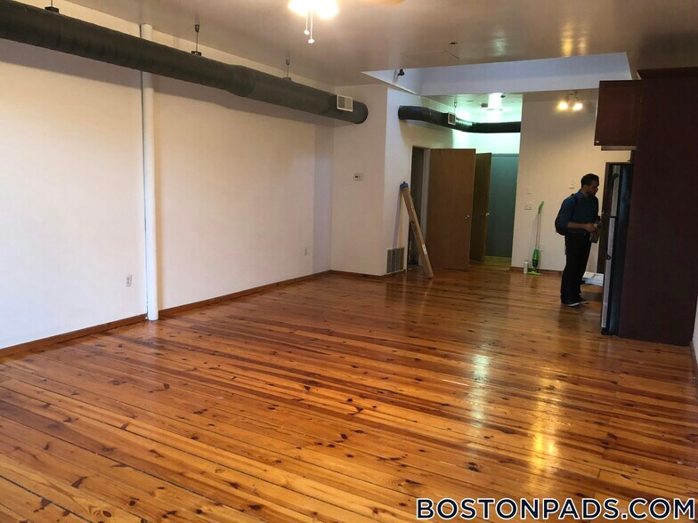 Building Photo - 600 Columbia Rd