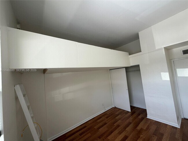 Building Photo - 2715 Tigertail Ave