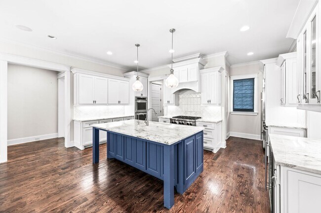 Building Photo - Stunning 5BE/4.5BA home nestled in the hig...
