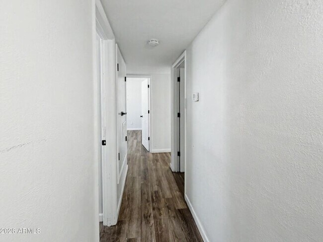 Building Photo - 1542 W 5th Pl