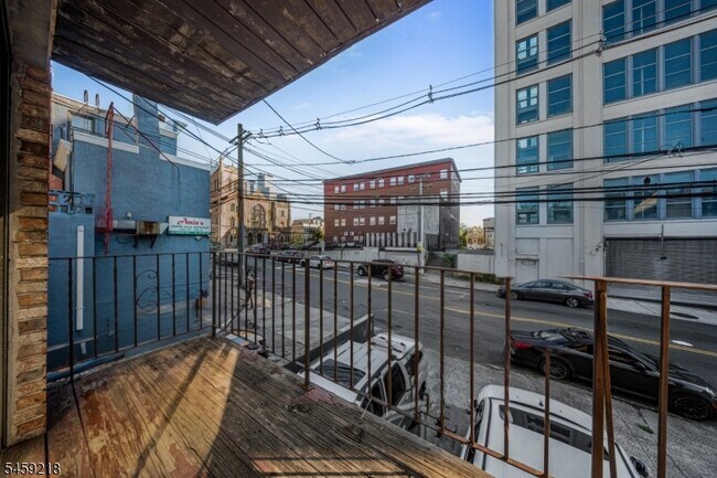 Building Photo - 314 St Pauls Ave
