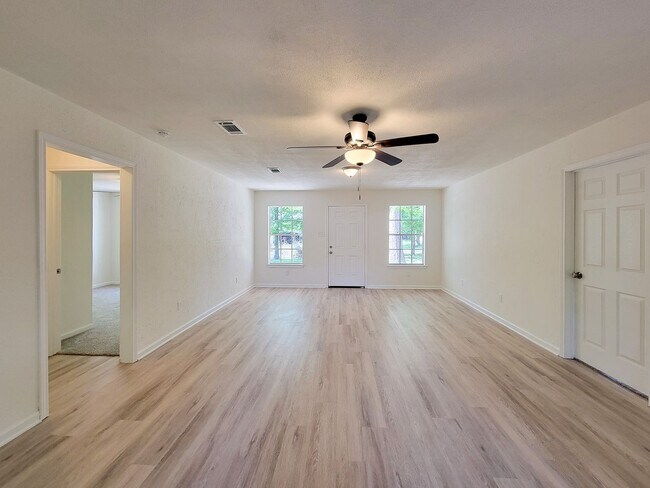 Building Photo - BEAUTIFUL RECENTLY REMODELED LEASE HOME IN HUNTSVILLE, TEXAS