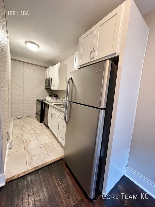 Building Photo - 710 W 48th St