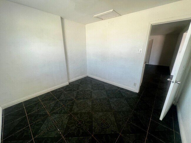 Building Photo - 6568 Oasis Ave