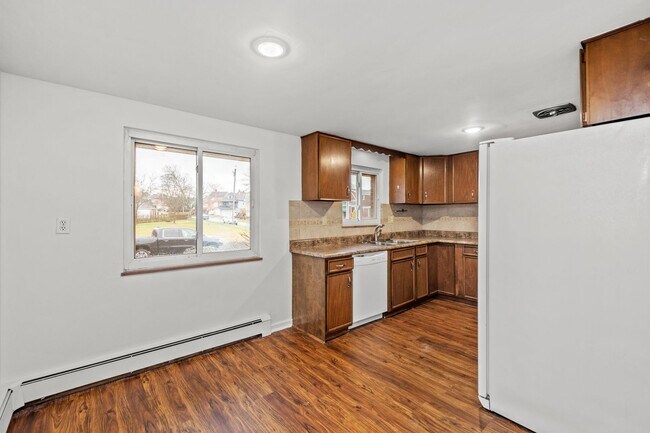 Building Photo - AVAILABLE AUGUST 1ST!! GORGEOUS 3 BEDROOM IN MUNHALL!