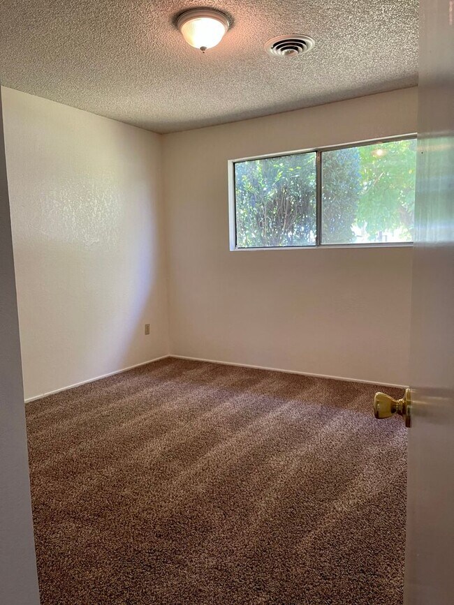Building Photo - 4 bedroom home in convenient location on Alta Mesa Dr.