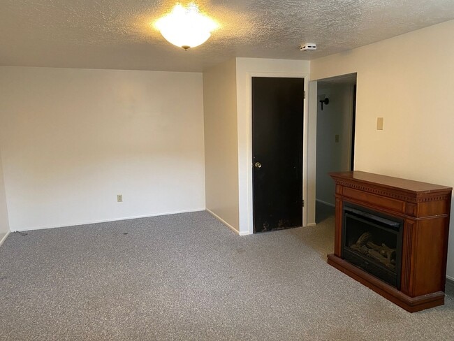 Building Photo - 2 Weeks Rent Free! 4 Bed, 3 Bath Condo in South Ogden