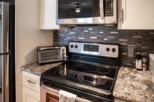 Building Photo - FULLY FURNISHED, 2/1.5 2nd floor condo in Keonekai Villages.