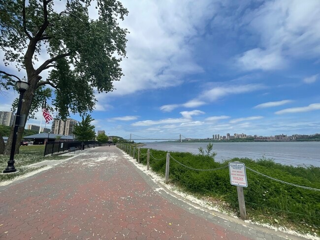 Building Photo - 1111 River Rd