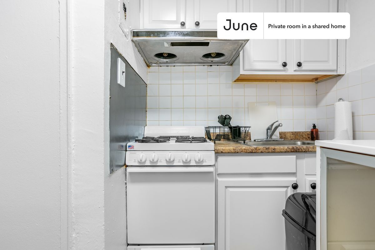 Building Photo - Private bedroom in 3 bed/1 bath Home