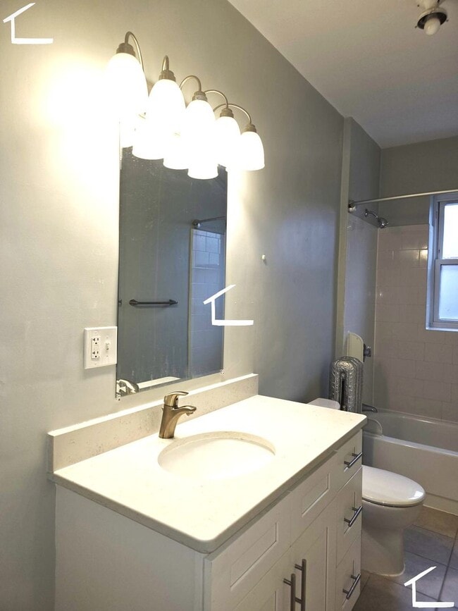 Building Photo - No Brokers Fee, Washington Sq. Area, Heat, Hot Water Included, Lage Bedrooms, Eat-in Kitchen, Lau...