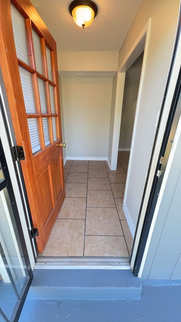 Building Photo - Charming 4 bedroom 1.5 bath home in Oakhav...