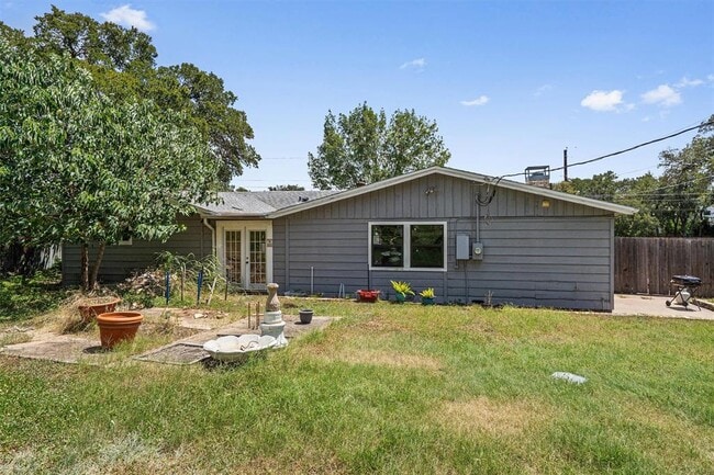 Building Photo - 2106 Allred Dr