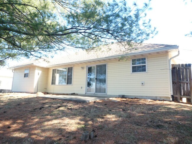 Building Photo - 3 Bed, 2 Bath Home; off Creasy Springs Rd