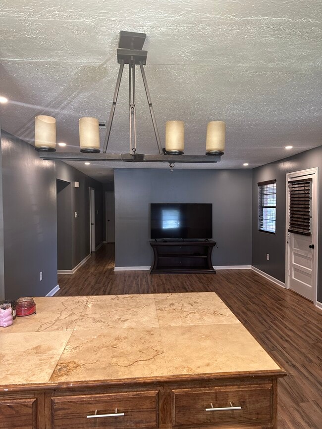 Building Photo - 221 Belaire Dr