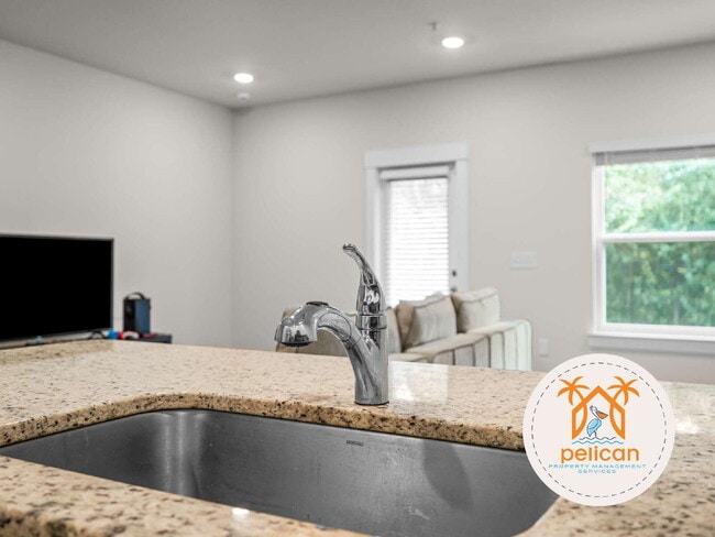 Building Photo - Peaceful Townhome