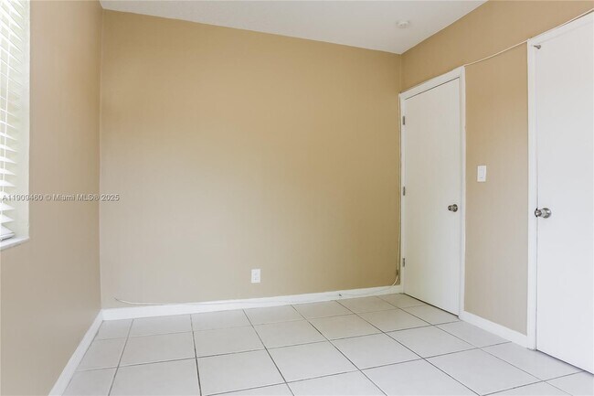 Building Photo - 1531 NW 12th Ct