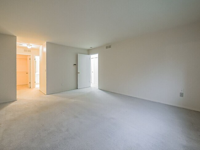 Building Photo - AVAILABLE NOW! Inviting 2-Bedroom, 2-Bath Home in a Convenient Farmington Hills Community