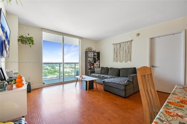 Primary Photo - 1800 N Bayshore Dr