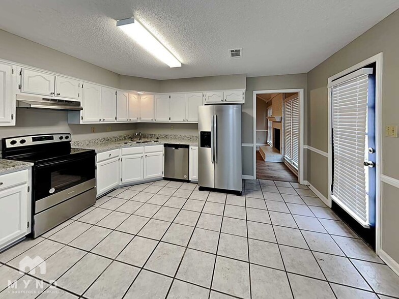 Building Photo - 4569 Falkland Dr