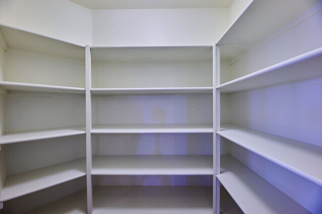 Building Photo - Lynx