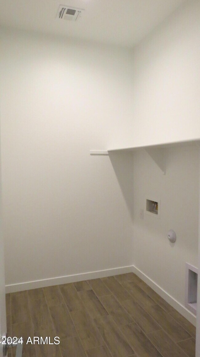 Building Photo - 7710 W Jackrabbit Ln