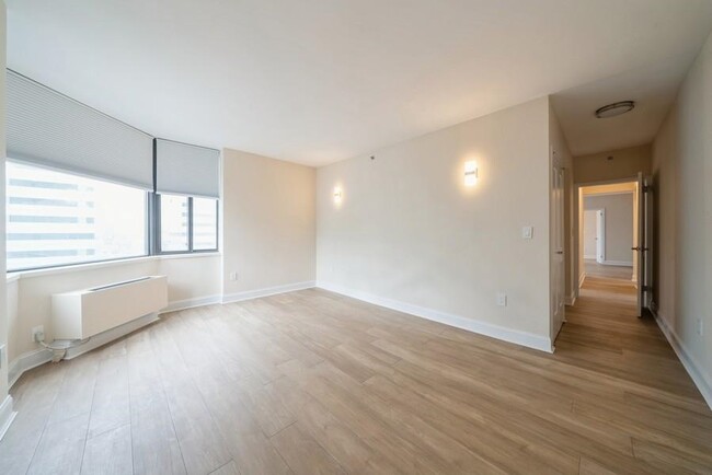 Building Photo - 45 River Dr S