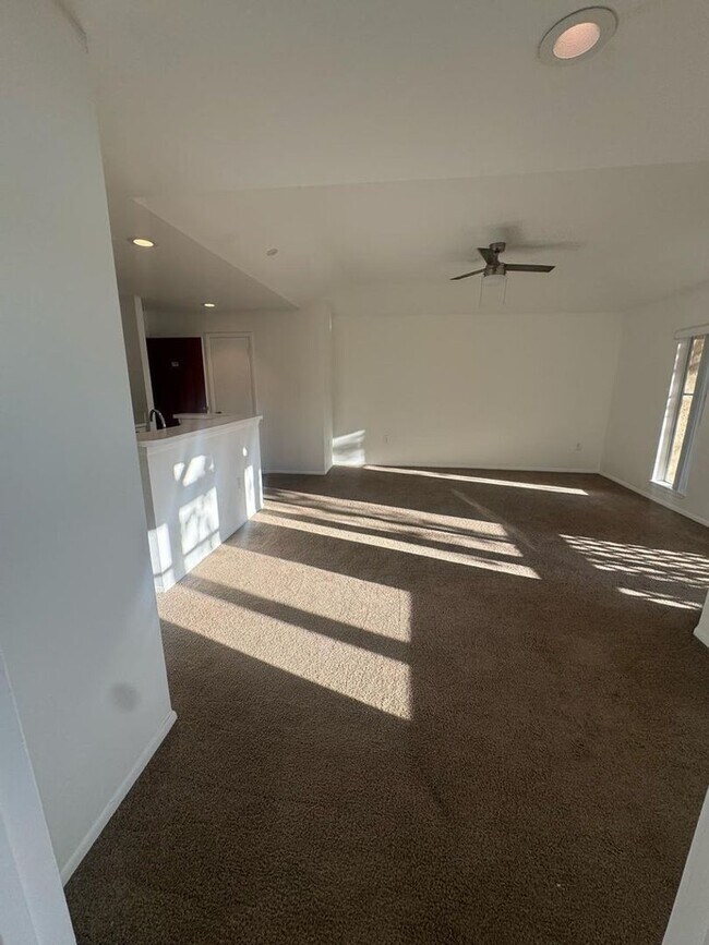 Building Photo - 1/1 Spacious Condo in Gated Community