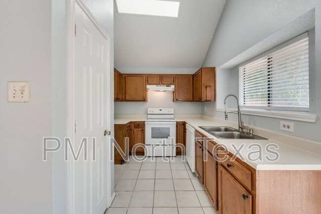 Building Photo - 1324 Azalia Bend