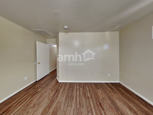 Building Photo - 3712 W Darrow St