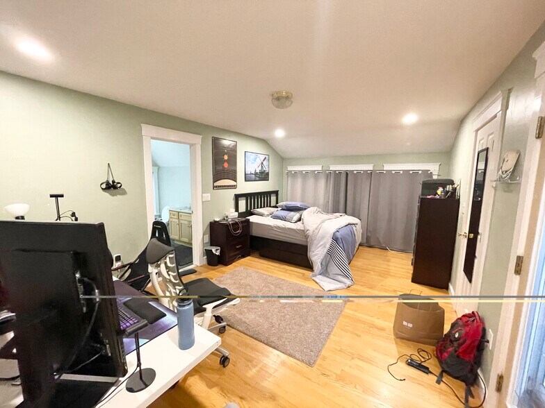 Building Photo - 27 Iroquois St